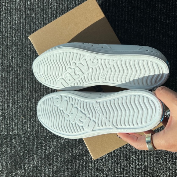 Native Jericho white woman’s size 8 waterproof sneaker shoes - Picture 4 of 5